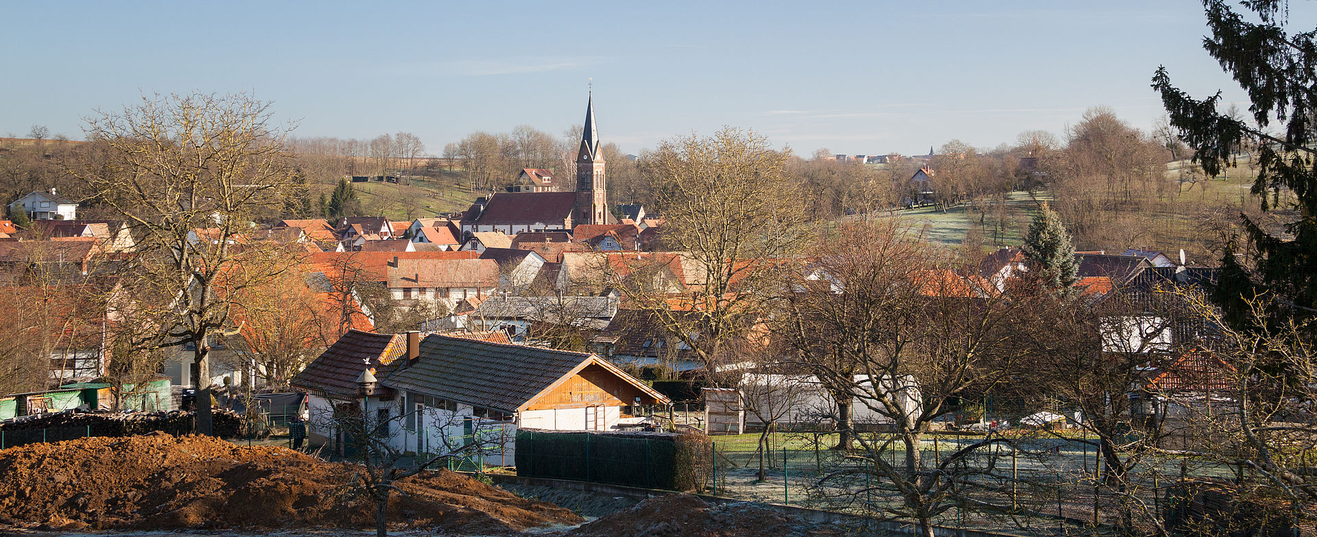 Vue lointaine de Ettendorf et de son église